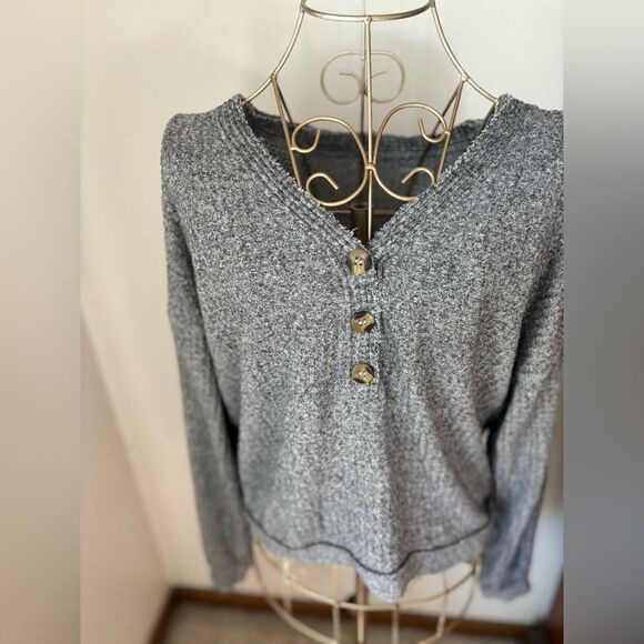 American Eagle gray neck long sleeve top with button detail  size XS/S - Picture 5 of 10